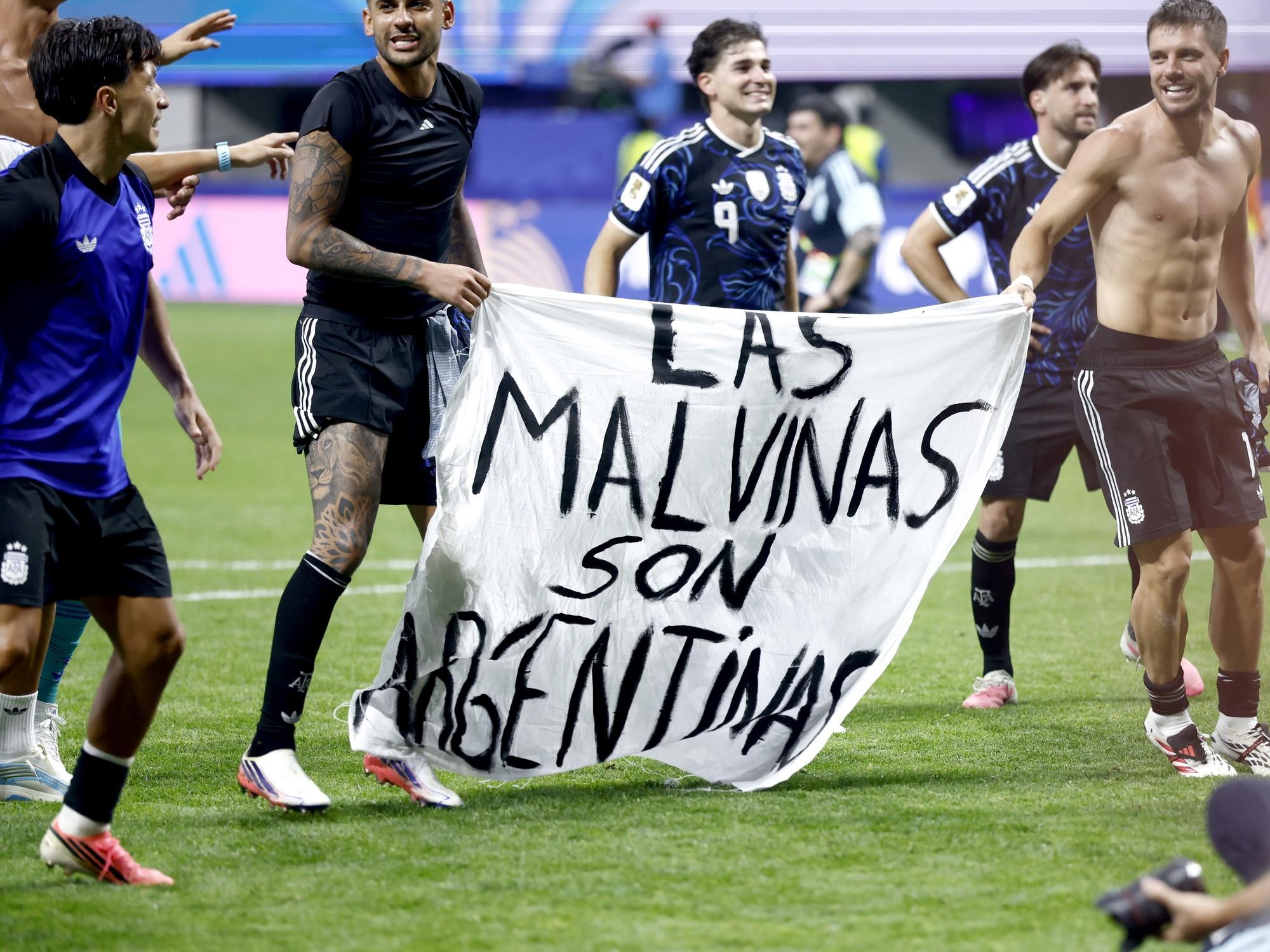 Reclamo británico: piden a la FIFA que investigue a la Selección por la bandera de Malvinas