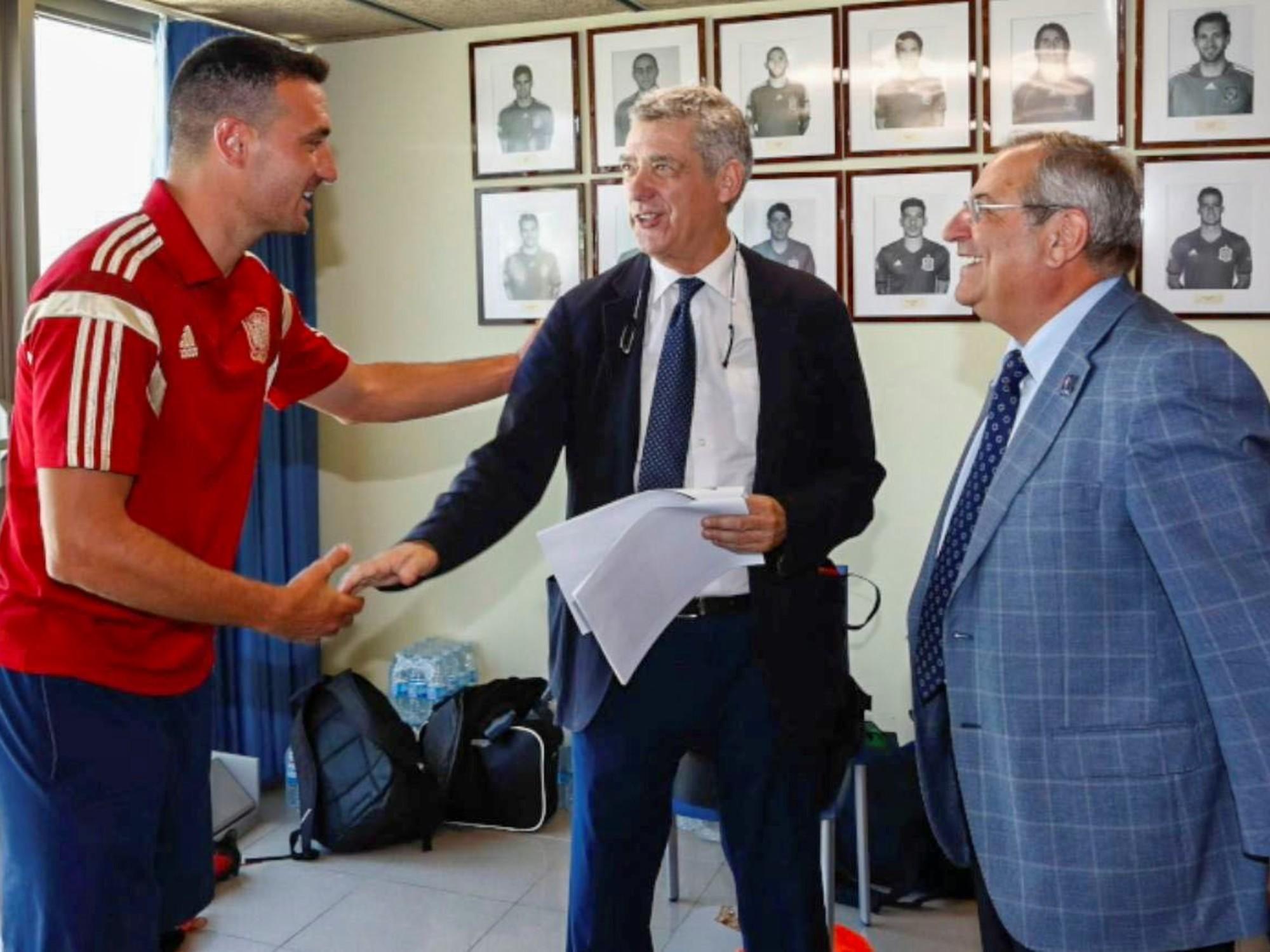 De las aulas al campo de juego: el reencuentro entre Lionel Scaloni y el DT de España en Nueva Jersey