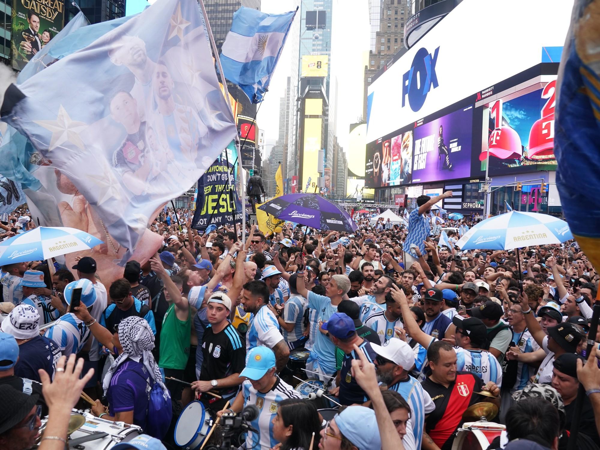 Hinchas argentinos en Nueva York: el banderazo que copó Manhattan