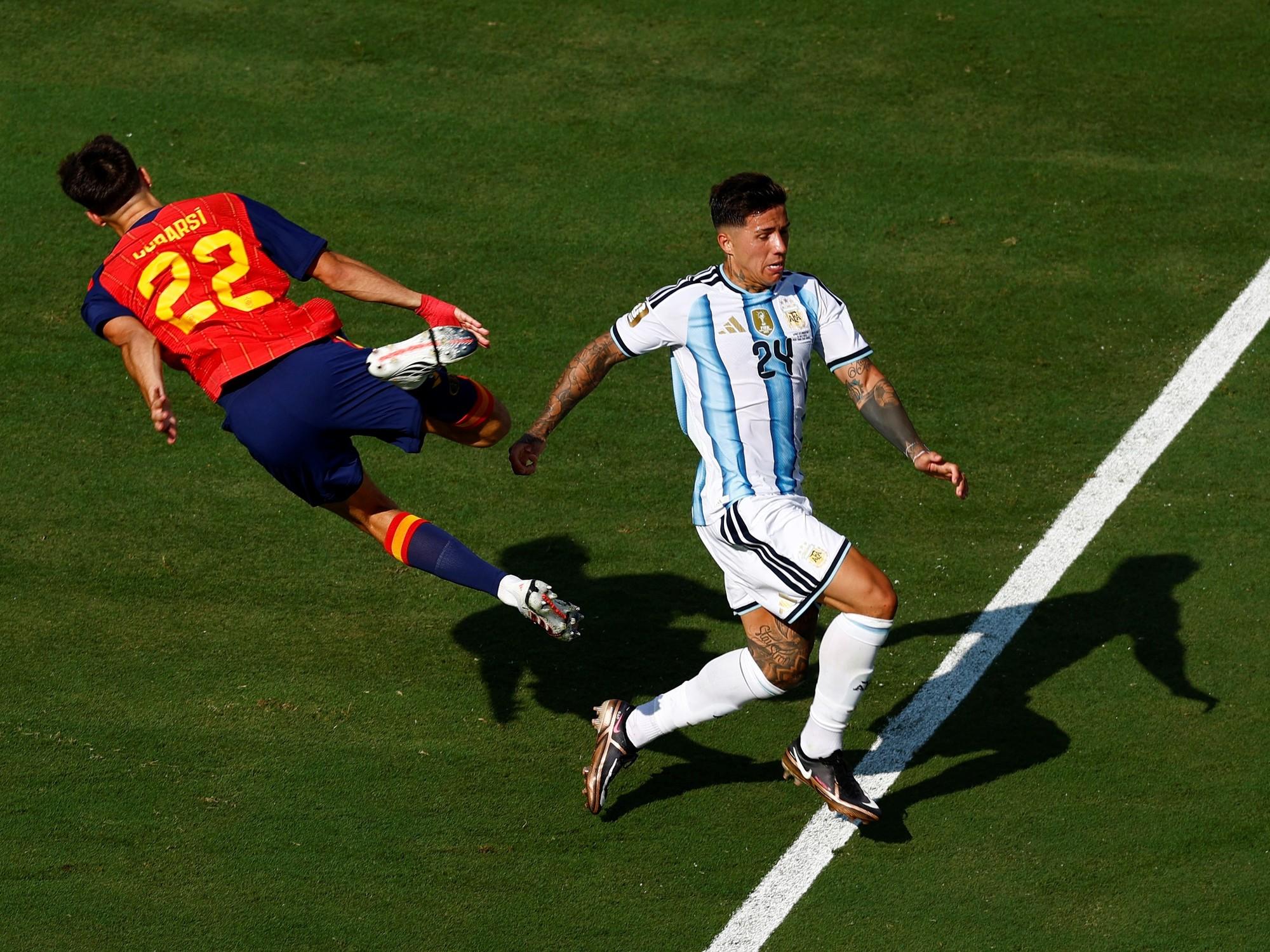 Enzo Fernández vio la roja: Argentina sufre el alargue con diez