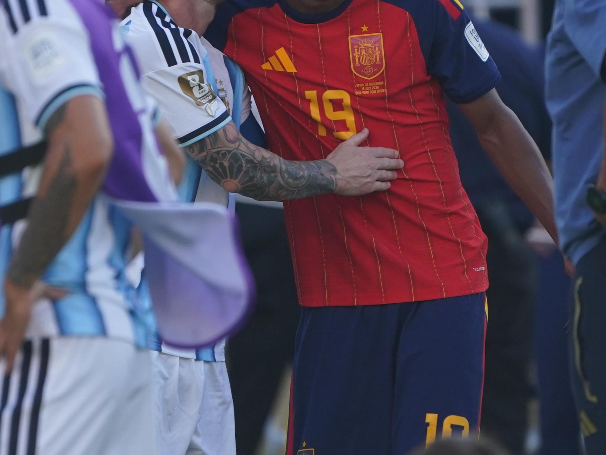 Messi, el gesto con Lamine Yamal que sella un cruce histórico