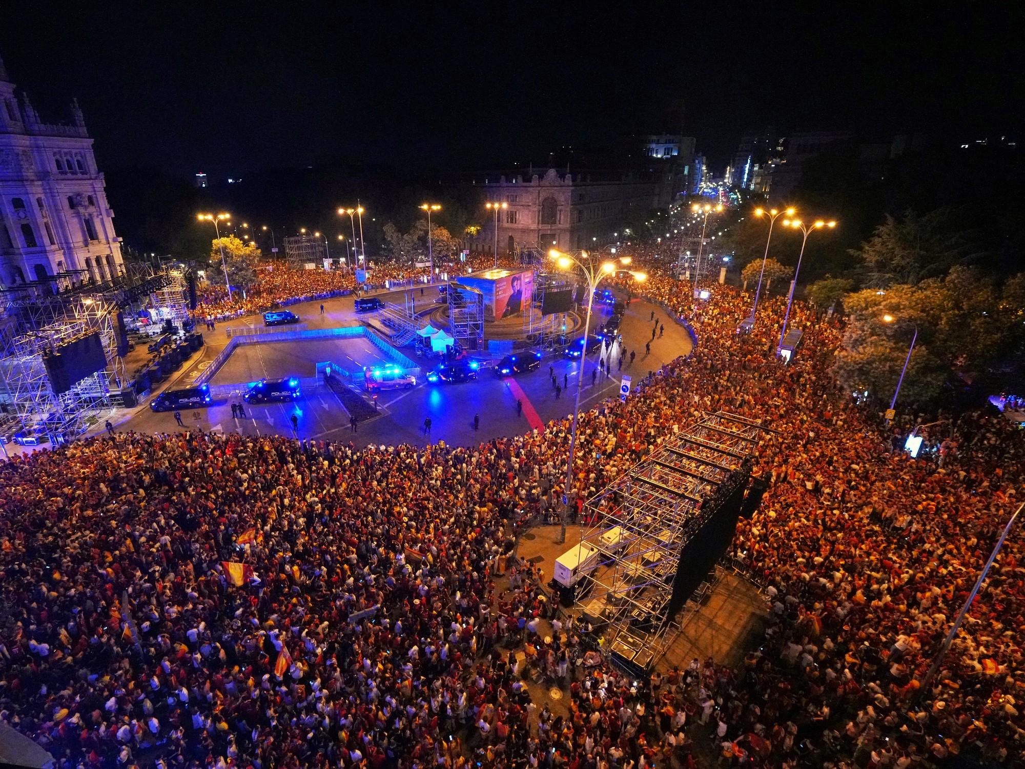 España: un muerto al derrumbarse una fuente durante los festejos