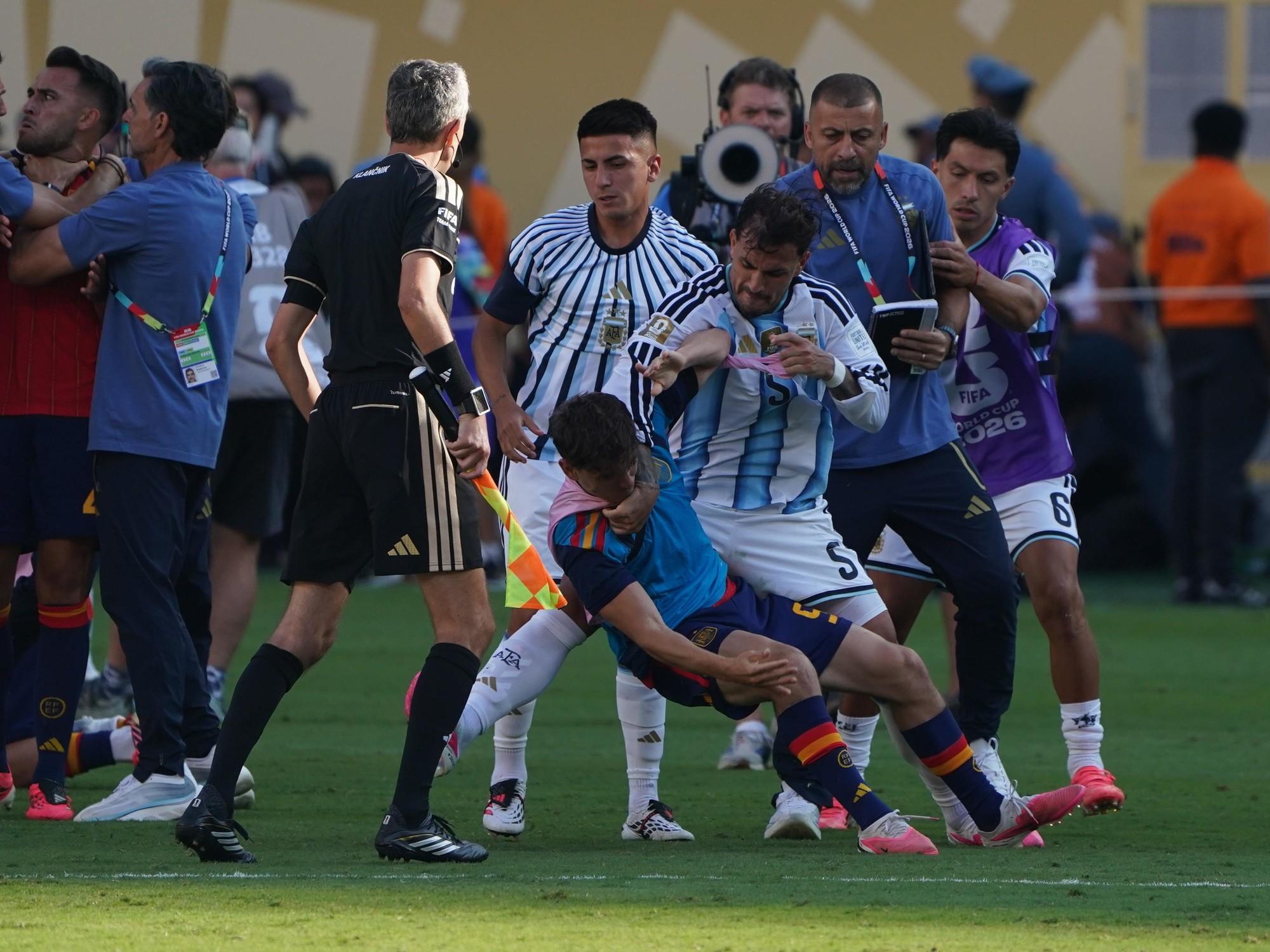 Otamendi y Paredes contra España: 'Lloraron toda la semana'
